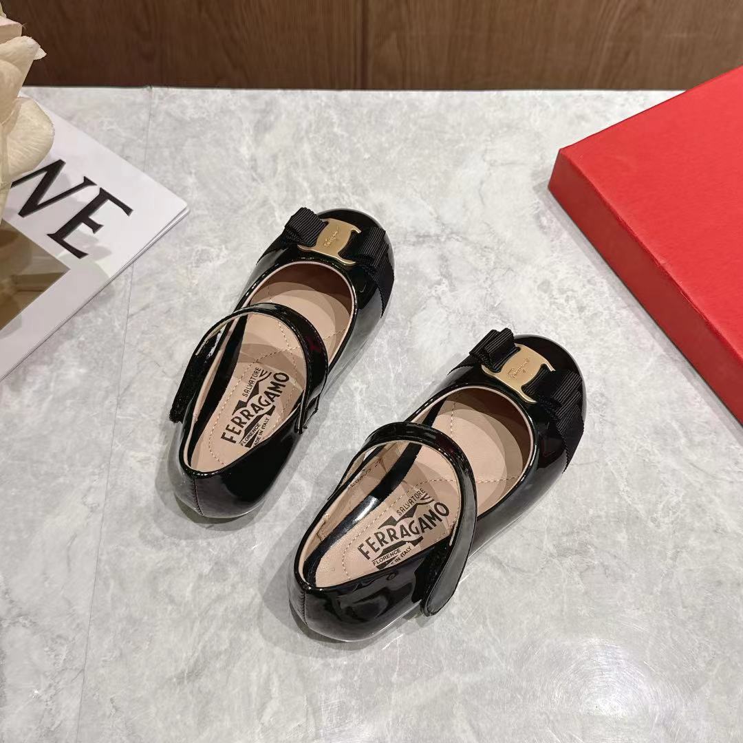 Children's shoes child